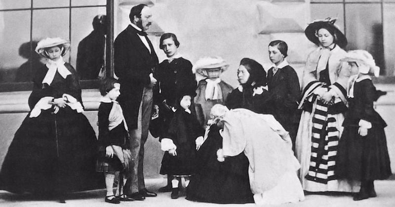 drottning Viktoria med alla nio barnen